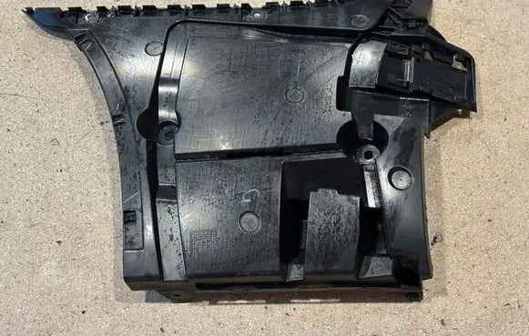 Rear bumper mounting bracket