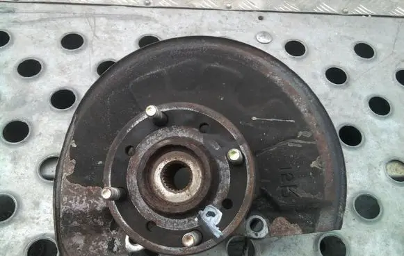 Volvo S40, V40 Front wheel hub