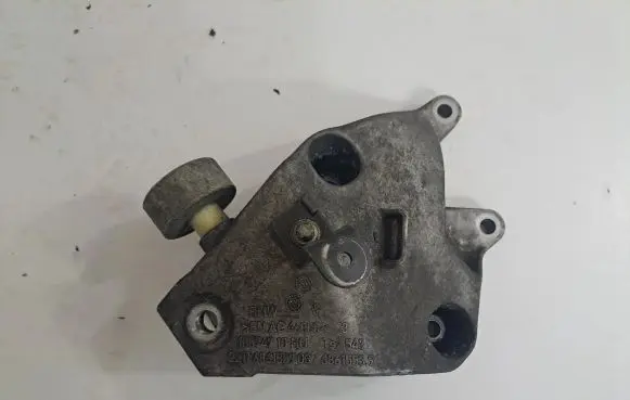 BMW 5 G30 G31 Engine mounting bracket 6861557
