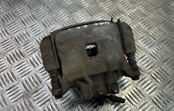 Nissan Juke I F15 Front brake caliper