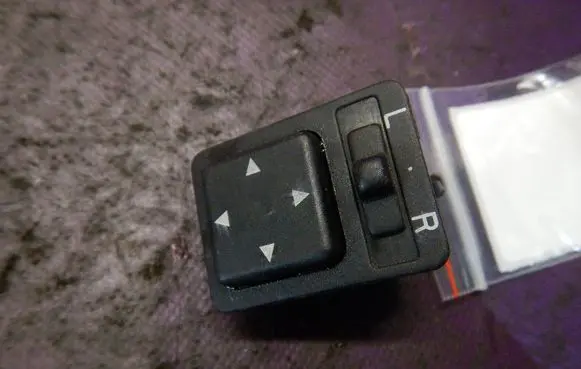 Toyota Avensis T220 Wing mirror switch 