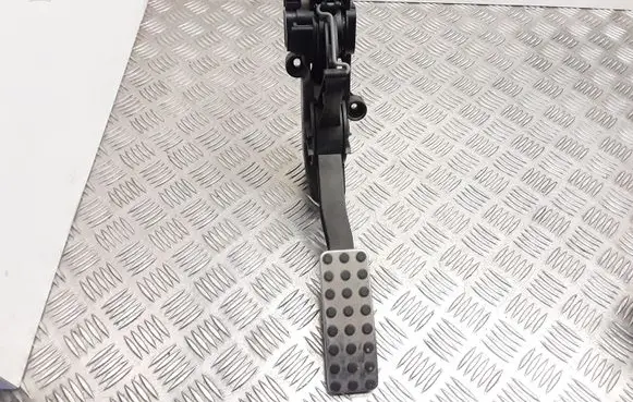 Mercedes-Benz B W245 Accelerator throttle pedal A1693000904