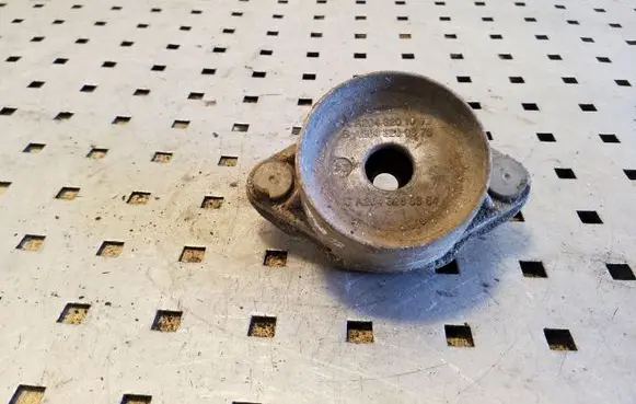 Mercedes-Benz C W204 Front shock absorber mounting bracket A2043201073