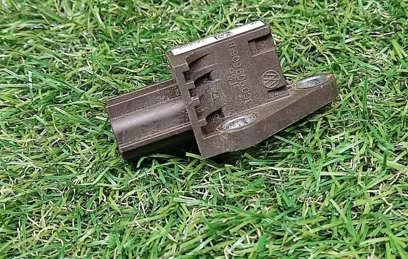 Volkswagen PASSAT B6 Airbag deployment crash/impact sensor 3C0909606B