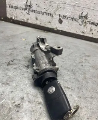 Volkswagen PASSAT B5.5 Ignition lock 4B0905851F