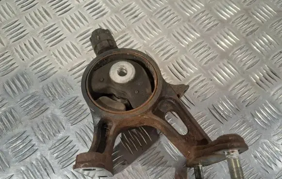 Toyota Avensis T270 Engine mount bracket 123710R060