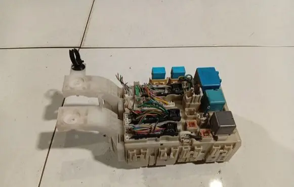 Toyota Yaris Fuse box set 8273052700