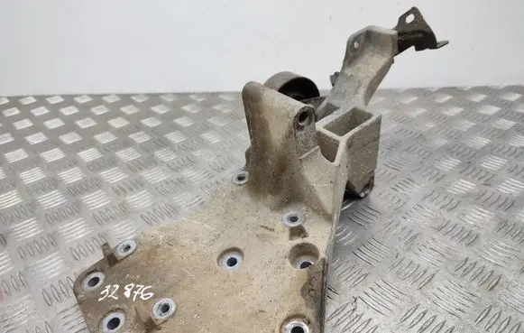 Nissan Pathfinder R51 Generator/alternator bracket 