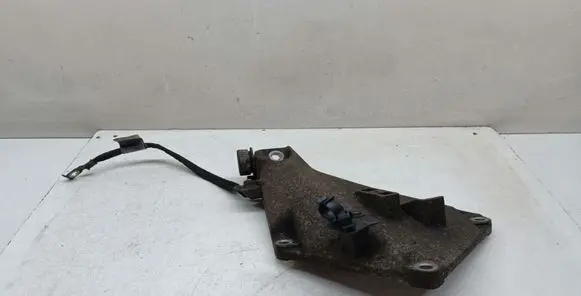 Engine mounting bracket