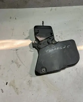 Volkswagen Touareg I Timing chain cover 