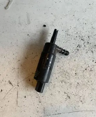 Volkswagen Golf V Headlight washer pump 3B7955681