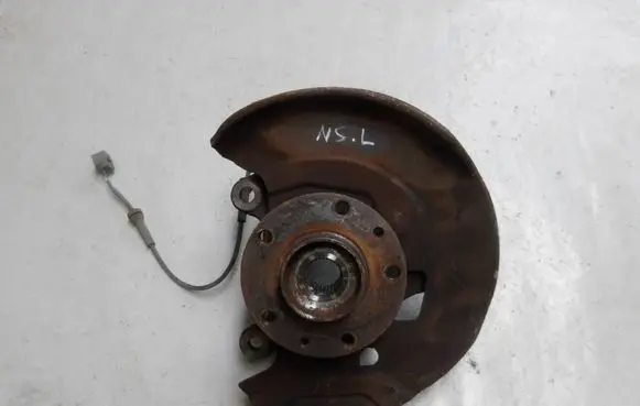 Nissan Qashqai Front wheel hub spindle knuckle