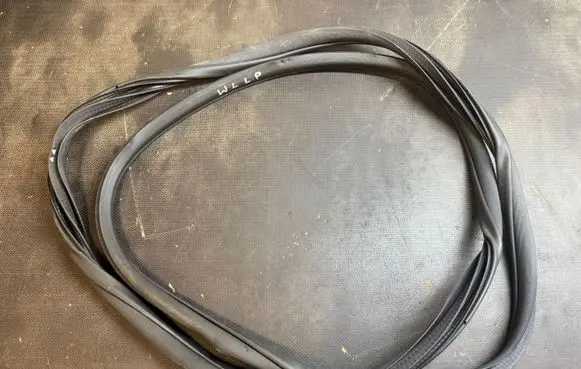 Jeep Grand Cherokee WL Rubber seal front door (on door)