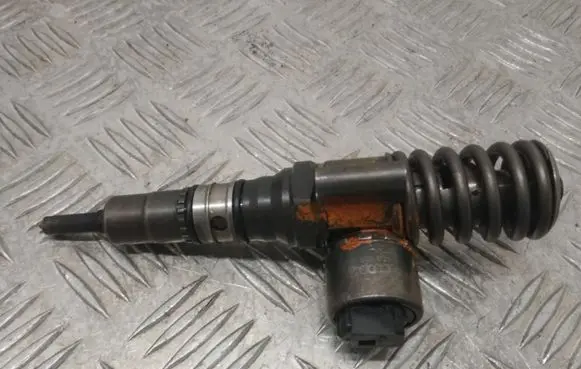 Volkswagen PASSAT B6 Fuel injector 036130073G