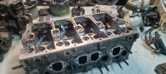 Volkswagen PASSAT B5.5 Engine head 038103373R