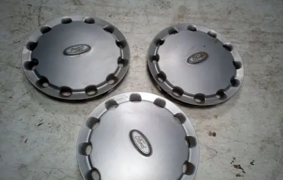 Ford Escort R13 wheel hub/cap/trim 86AB1130DB