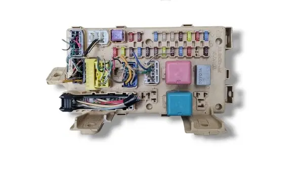 Toyota Corolla Verso AR10 Fuse module 89221-0F020