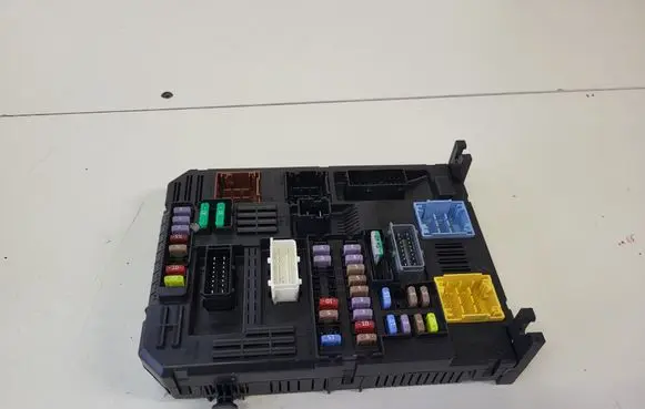 Opel Grandland X Fuse module 9819855580