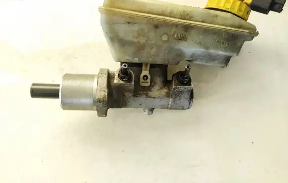 Master brake cylinder