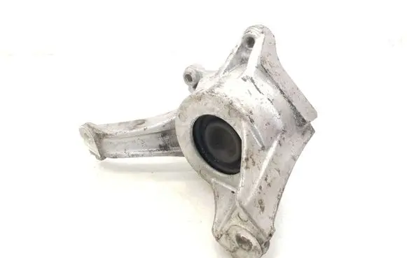 Honda Civic Engine mounting bracket