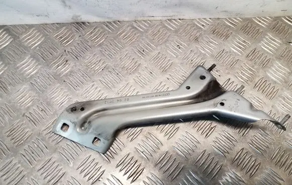 Audi Q5 SQ5 Fender mounting bracket 8R0821136