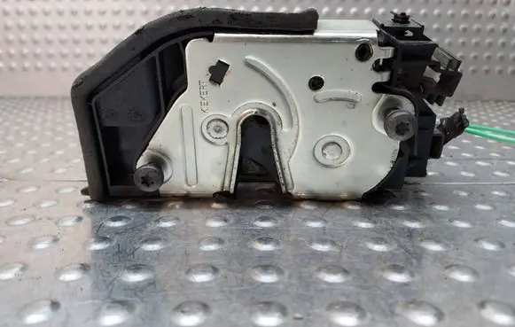 BMW 3 E90 E91 Front door lock S26380382 7202146
