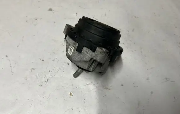 BMW 4 F32 F33 Engine mount bracket 6856406