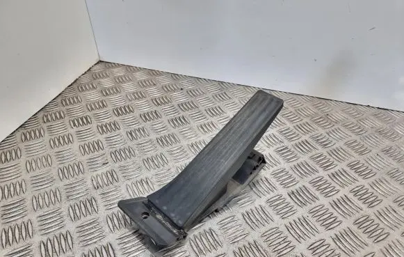 Accelerator throttle pedal