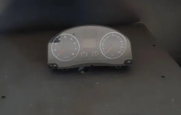 Volkswagen Golf V Speedometer (instrument cluster)