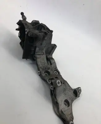 Volkswagen PASSAT B8 Generator/alternator bracket 04l903143b
