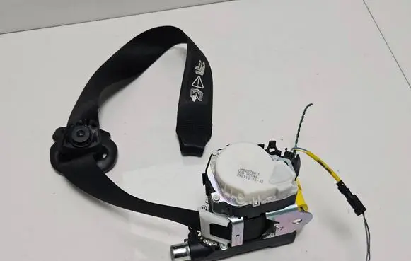BMW 1 E82 E88 Front seatbelt 6981478
