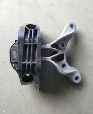 Opel Crossland X Engine mount bracket