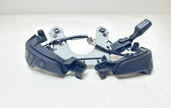 Toyota Avensis T250 Steering wheel buttons/switches TRW1555DE