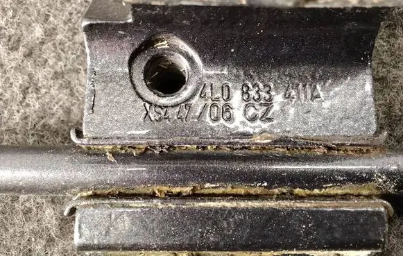 Audi Q7 4L Rear door lower hinge 4L0833411A