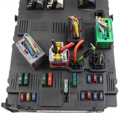 Peugeot 206 Fuse module 9646777380 S118085210E