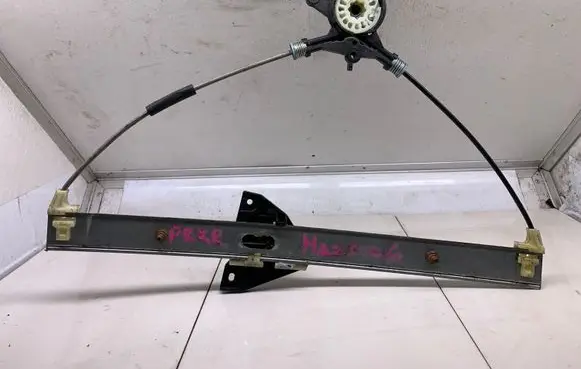 Mazda 6 Front window lifting mechanism without motor