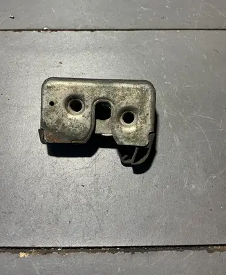 Volkswagen Golf III Tailgate/trunk/boot lock/catch/latch 1h6827505