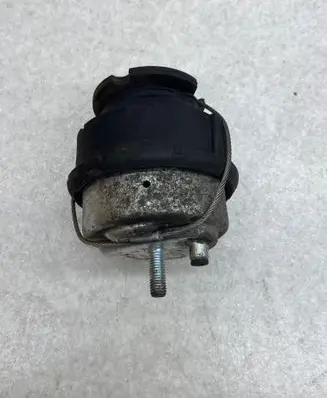 Volvo S60 Engine mount bracket 226738620
