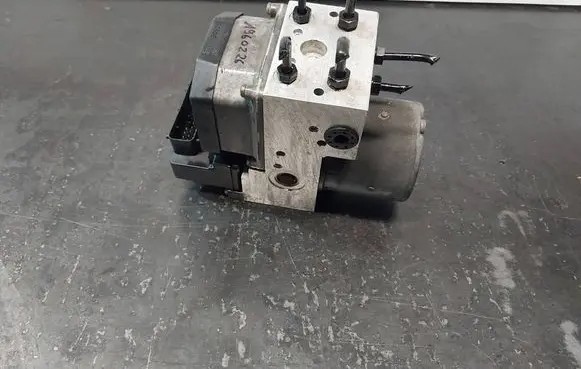 Volkswagen PASSAT B5 ABS Pump 8E0614111AH 0265220525