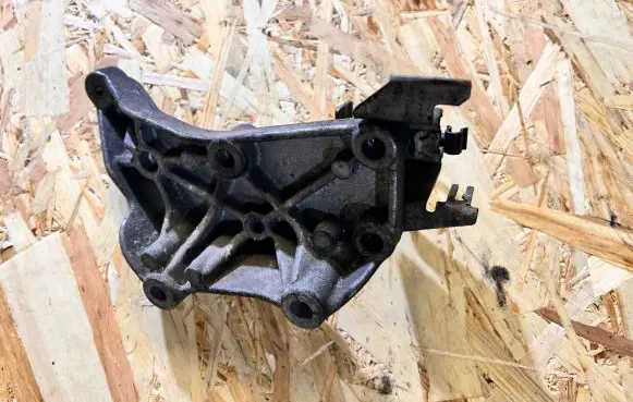 Mercedes-Benz C W204 Engine mounting bracket A6510940039 113870102