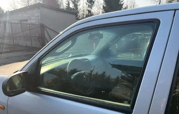 Mazda Tribute Front door window glass four-door 