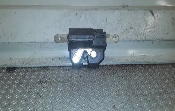 Opel Corsa D Tailgate/trunk/boot lock/catch/latch 55701971