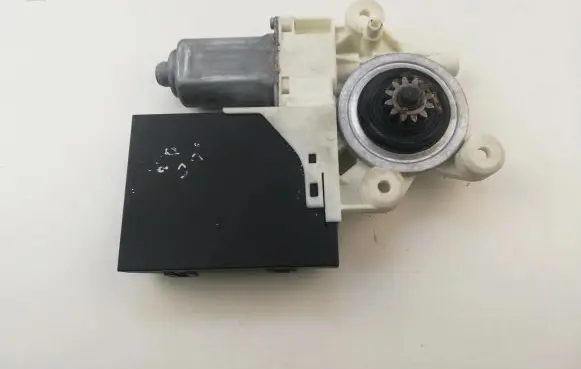 Volvo S40 Front door window regulator motor 30773907AA KL3330