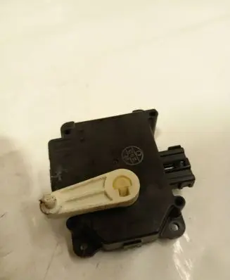 Mazda 3 I Air flap motor/actuator 8610000990 HB601BN8V01