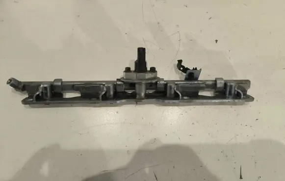 Toyota RAV 4 (XA50) Fuel distributor 8945833030 20c2413393b 20c2017003