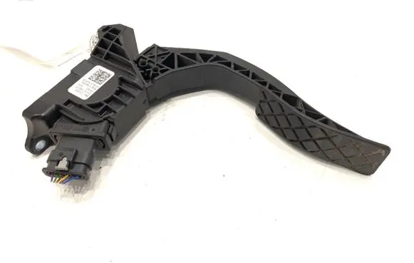 Accelerator throttle pedal