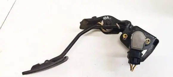 Accelerator throttle pedal