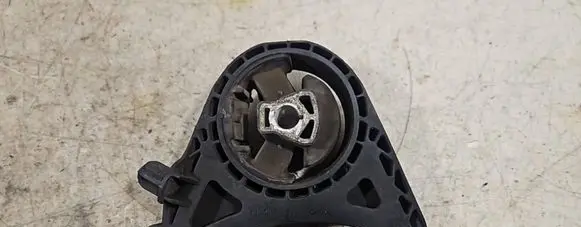 Opel Insignia A Engine mount bracket 3227769 230006