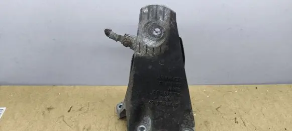 BMW 5 E60 E61 Engine mounting bracket 6770634