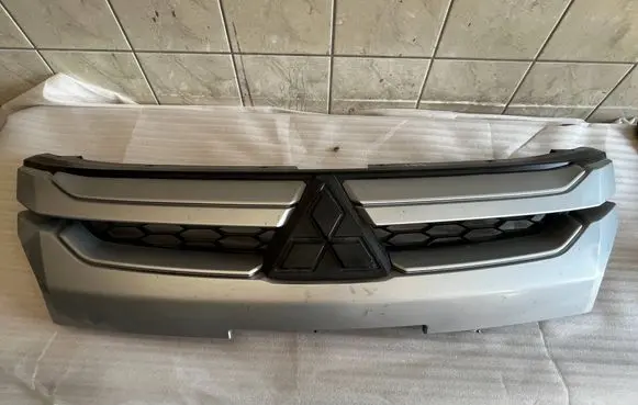Mitsubishi L200 Front grill 